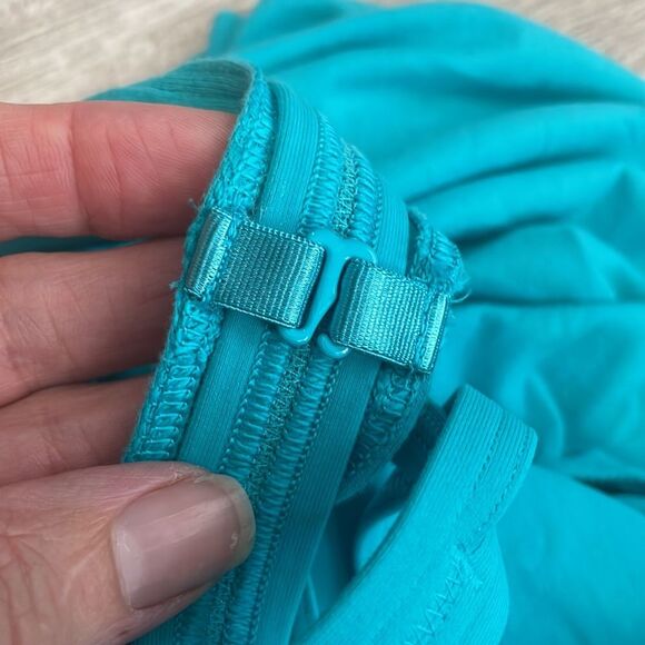 Sz. 8, Lululemon Turquoise Blue Tank with Removable Sports Bra, 2 in 1 Combo - Picture 7 of 8